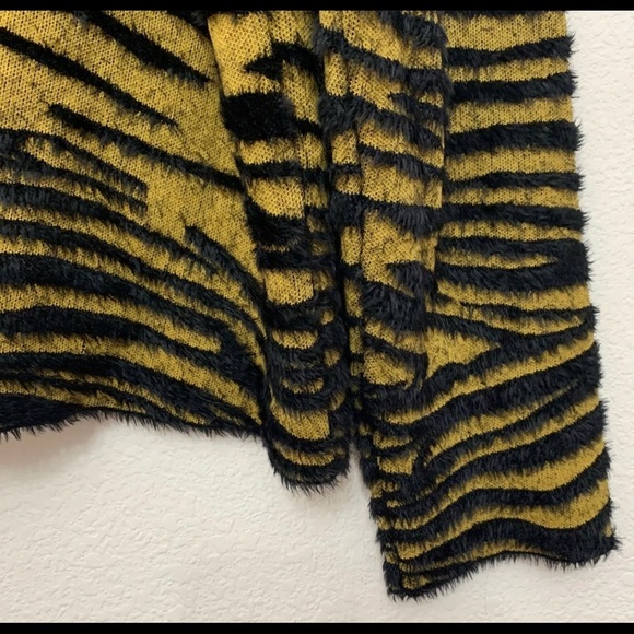 LEITH Fuzzy Animal Tiger Stripe V-Neck Cropped - Picture 7 of 7